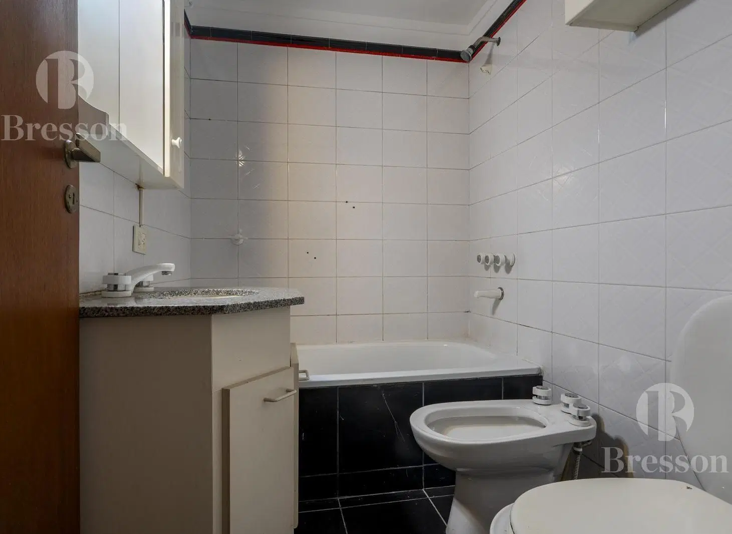 Departamento de 3 ambientes sobre Libertador, al frente con terraza propia y cochera. 4