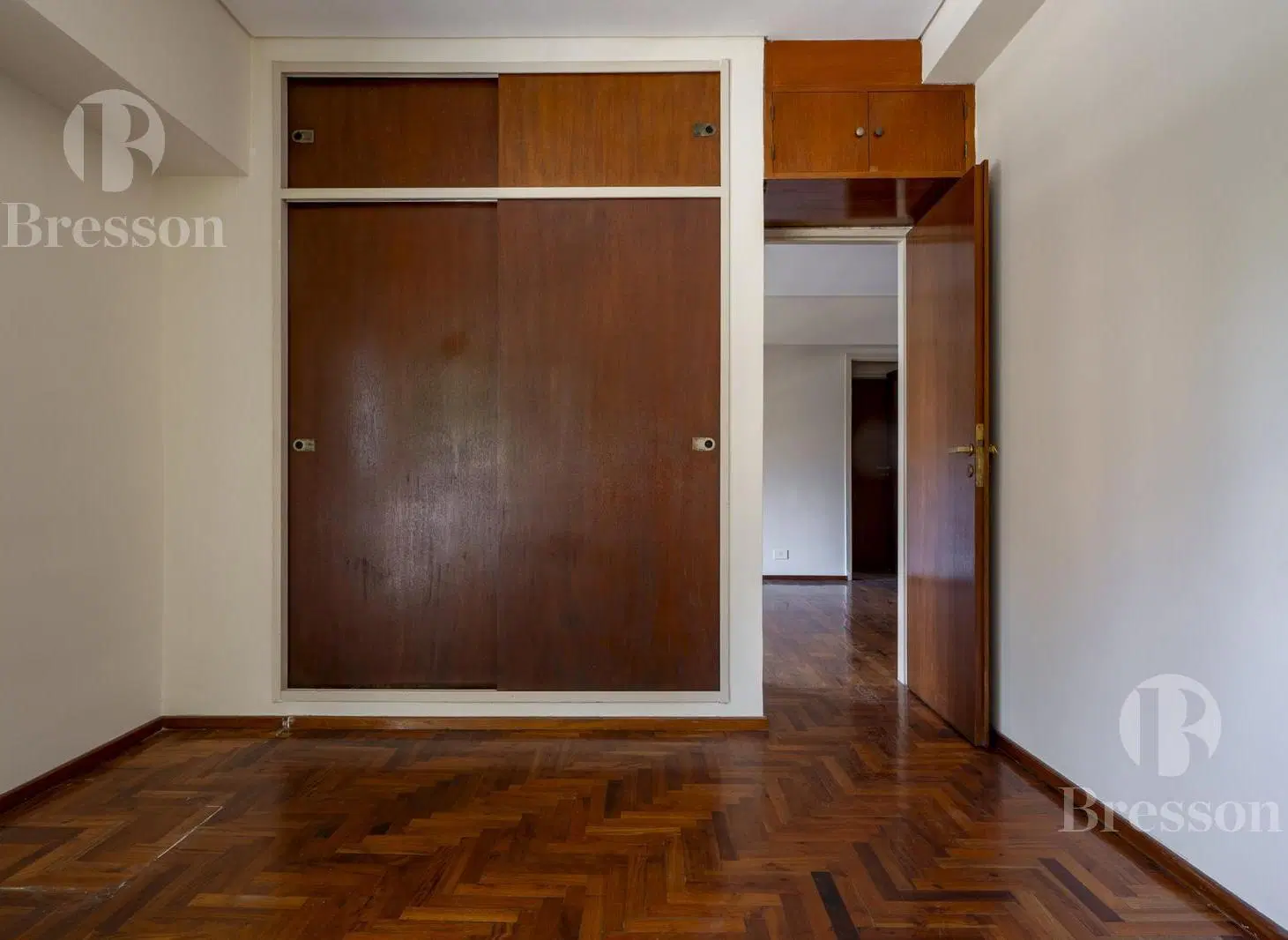 Departamento de 3 ambientes sobre Libertador, al frente con terraza propia y cochera. 2