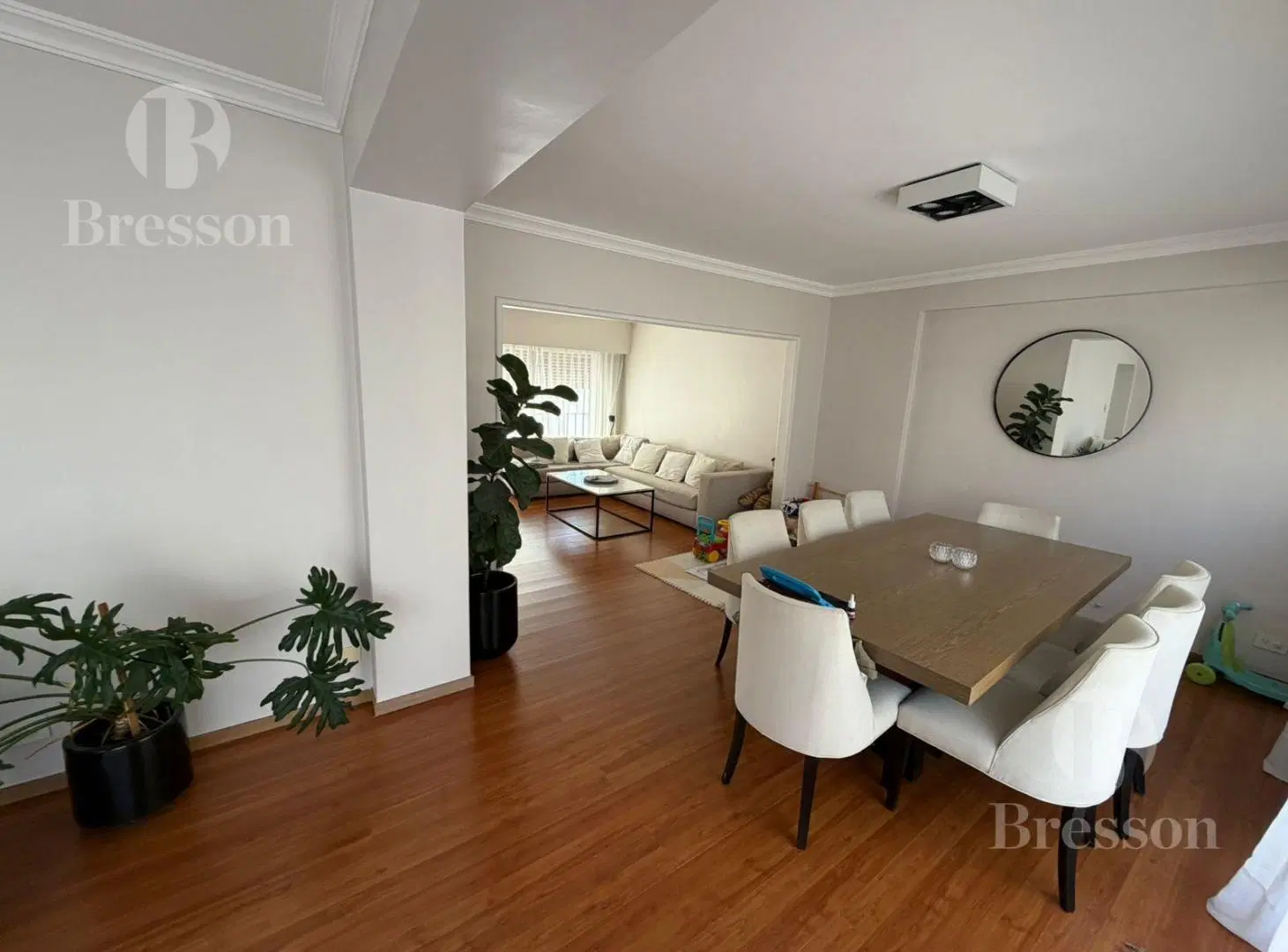 Departamento con cochera y amplio balcón terraza en Recoleta. 1