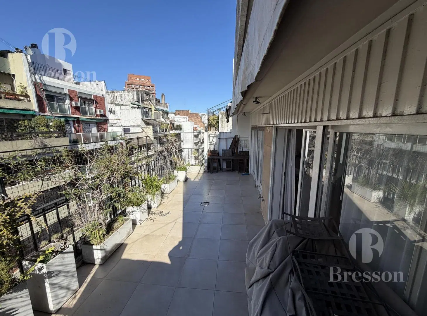 Departamento con cochera y amplio balcón terraza en Recoleta. 5