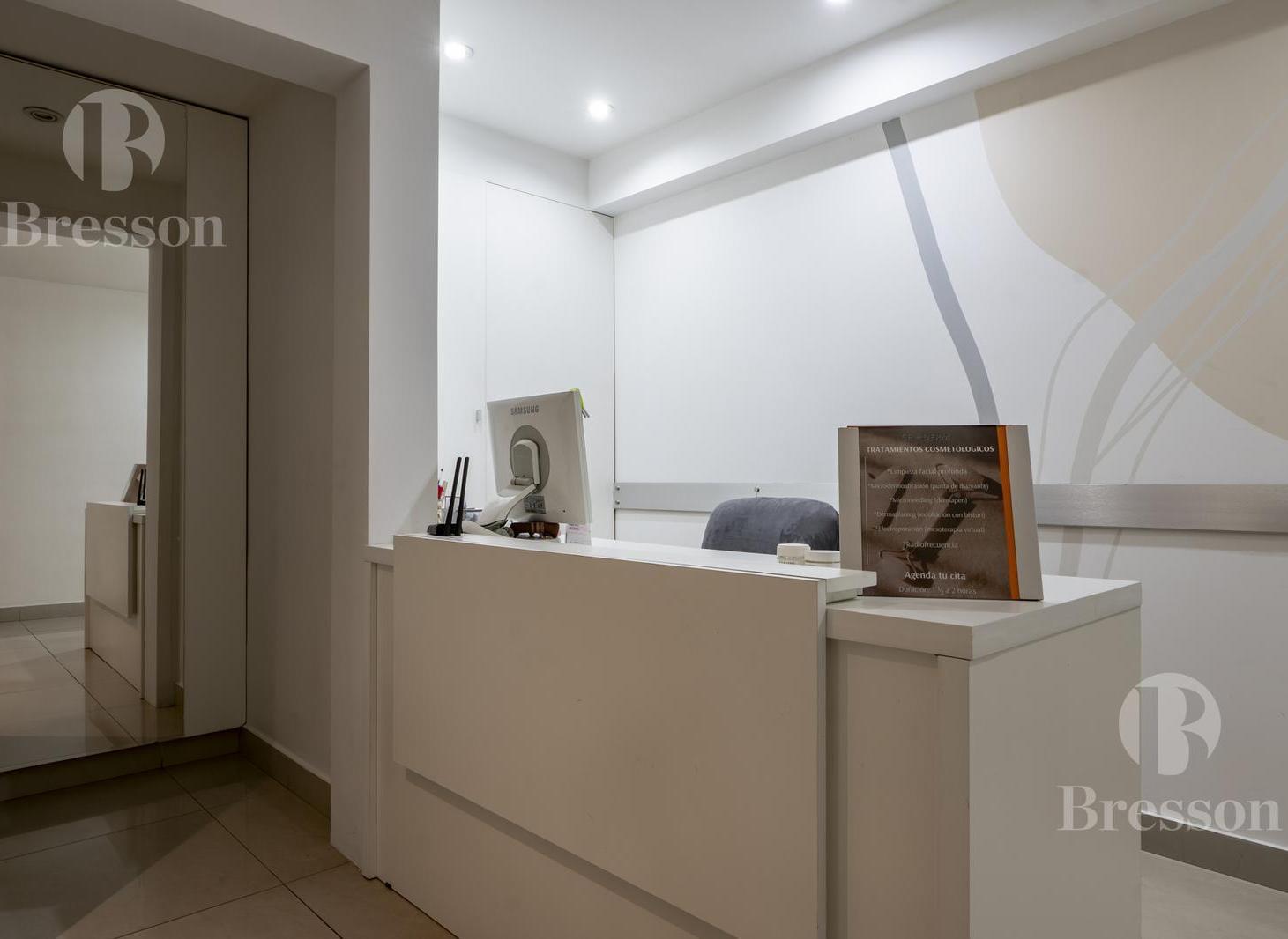 Foto de Consultorios/Oficinas a mts. del Hospital Alemán– Edificio moderno con, imagen 1