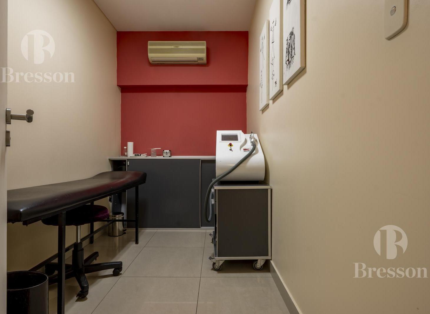 Foto de Consultorios/Oficinas a mts. del Hospital Alemán– Edificio moderno con, imagen 2