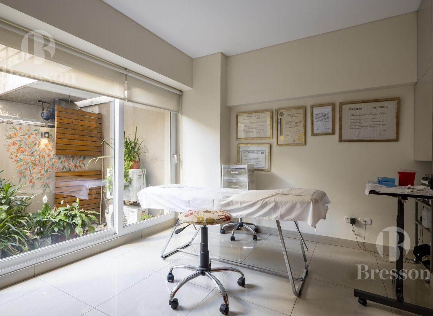 Foto de Consultorios/Oficinas a mts. del Hospital Alemán– Edificio moderno con, imagen 2