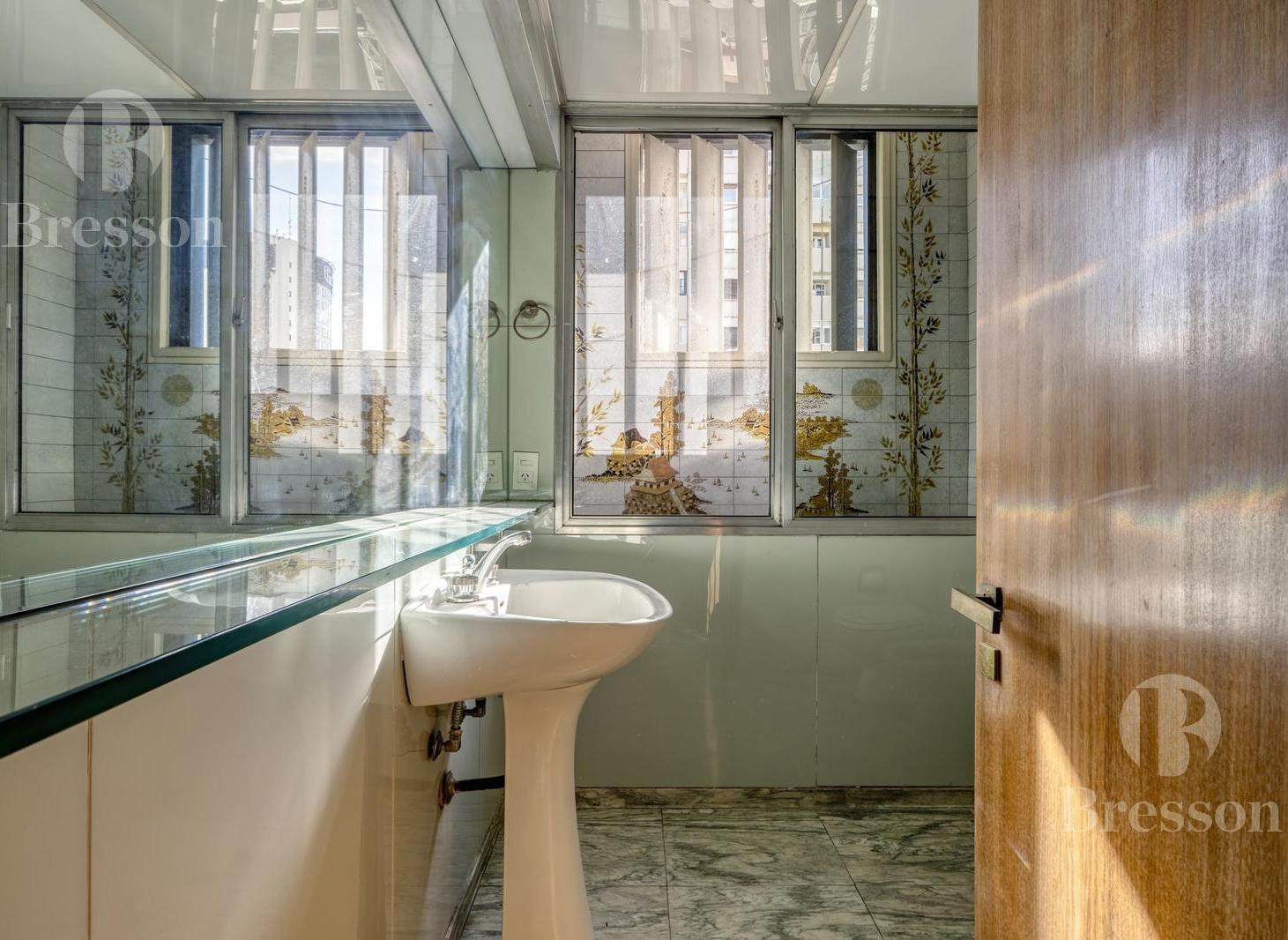 Foto de Excelente Departamento sobre Calle Arroyo al 800, -entre Suipacha y, imagen 3