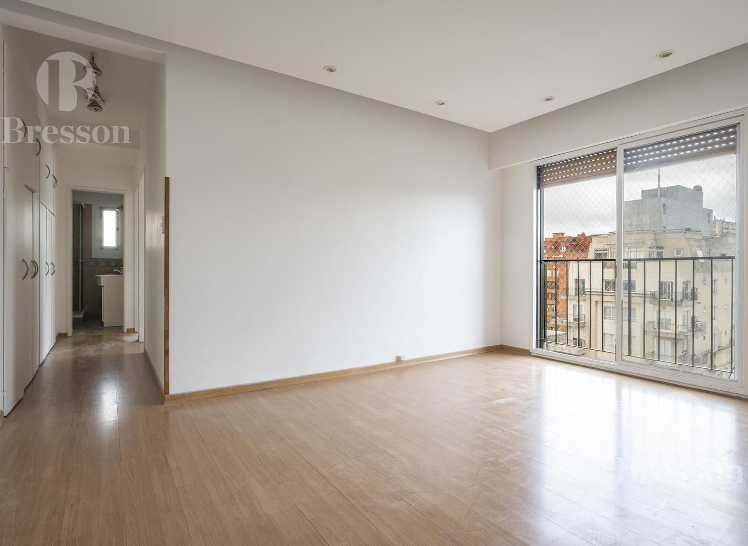 Foto de Departamento de tres ambientes con cochera en venta, imagen 2