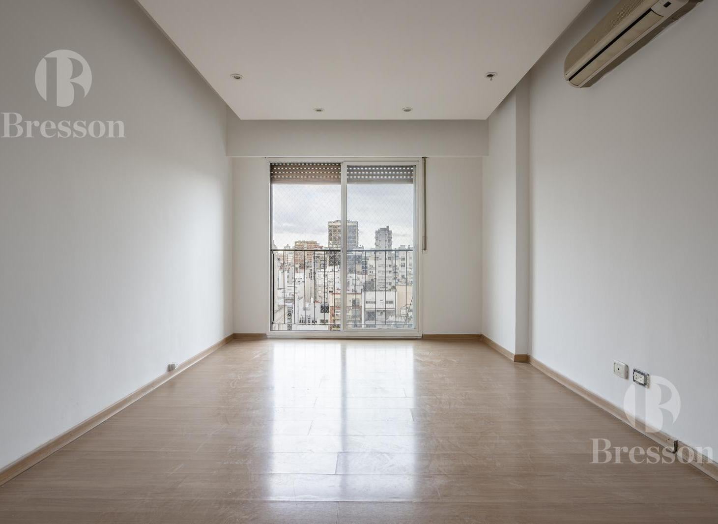 Foto de Departamento de tres ambientes con cochera en venta, imagen 1