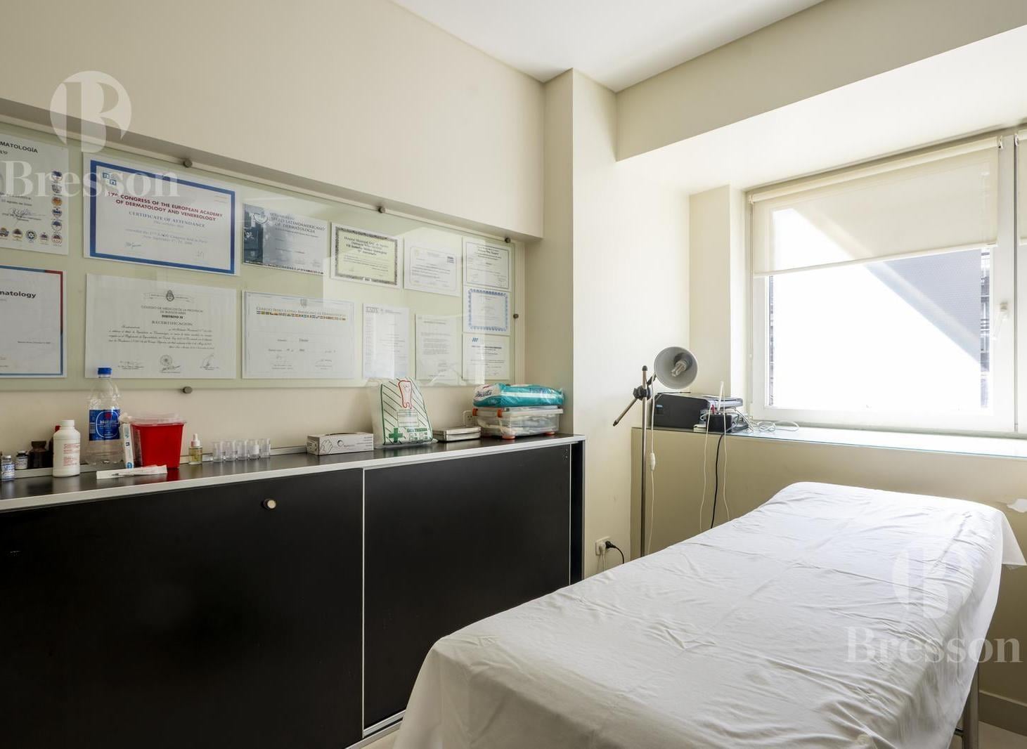 Foto de Consultorios/Oficinas a mts. del Hospital Alemán– Edificio moderno con, imagen 4