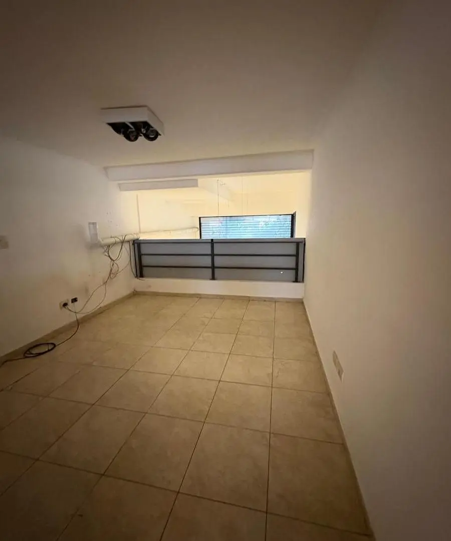 VE NTA local bajo edificio sobre Av del Carril 2100 1