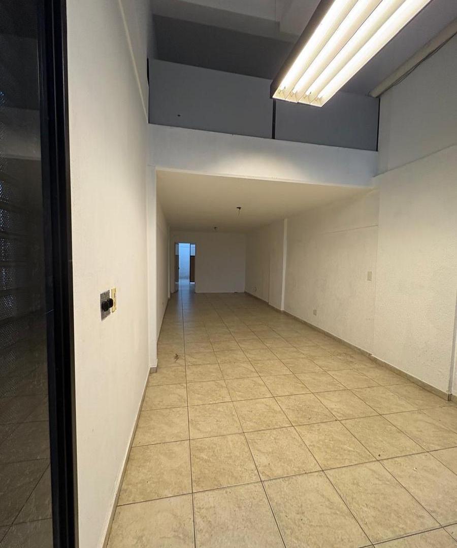 VE NTA local bajo edificio sobre Av del Carril 2100