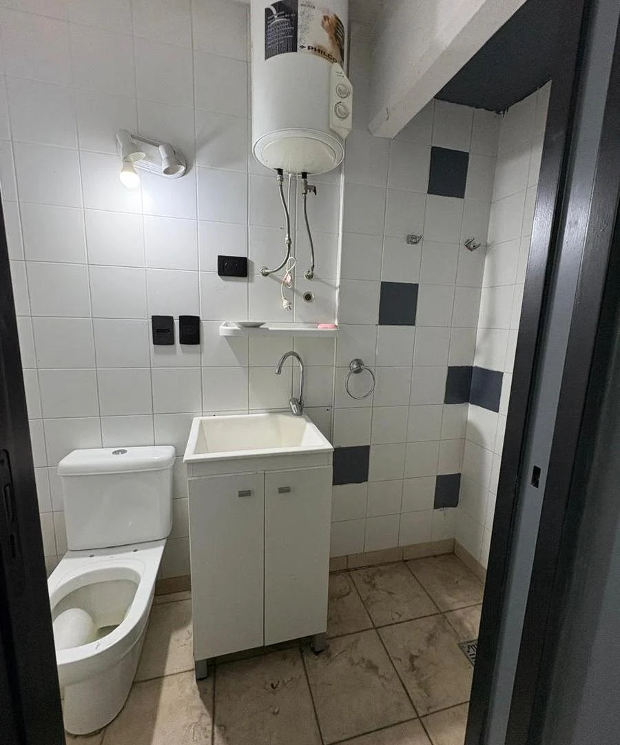 Foto de VE NTA local bajo edificio sobre Av del Carril 2175, imagen 2