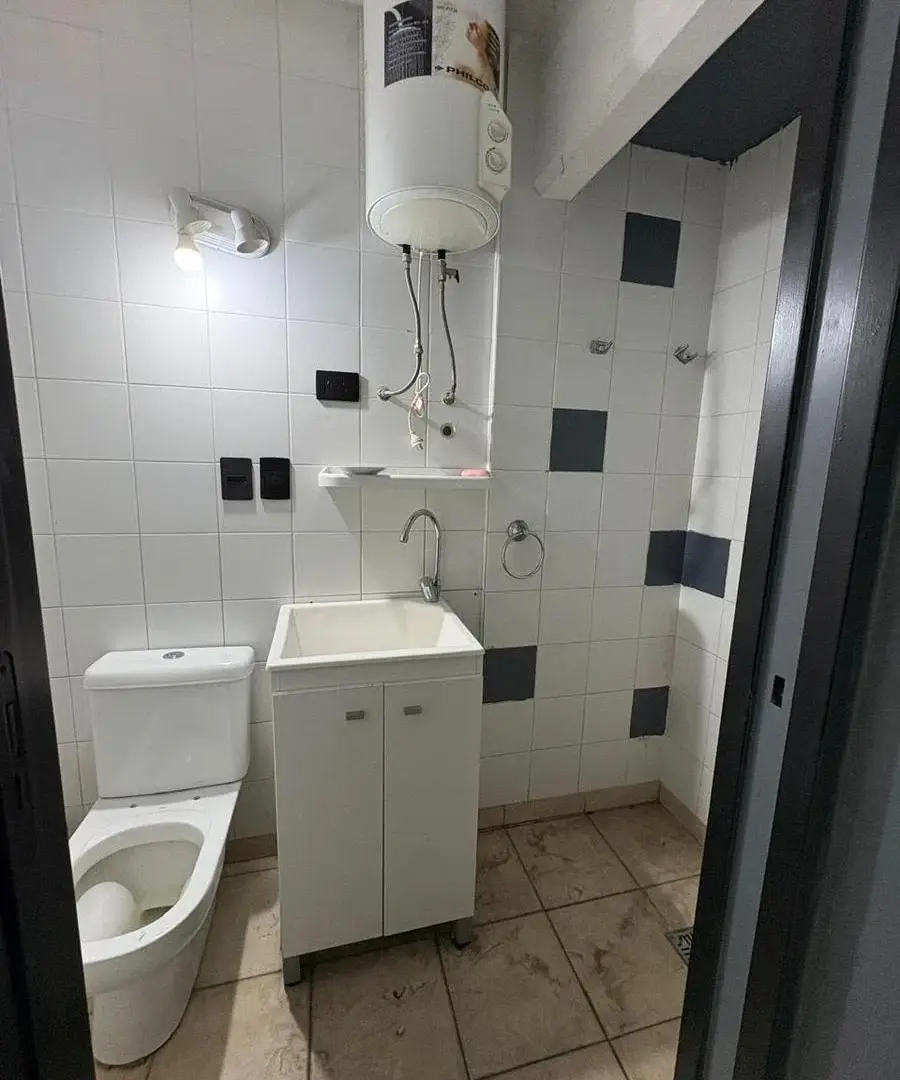 VE NTA local bajo edificio sobre Av del Carril 2175 1