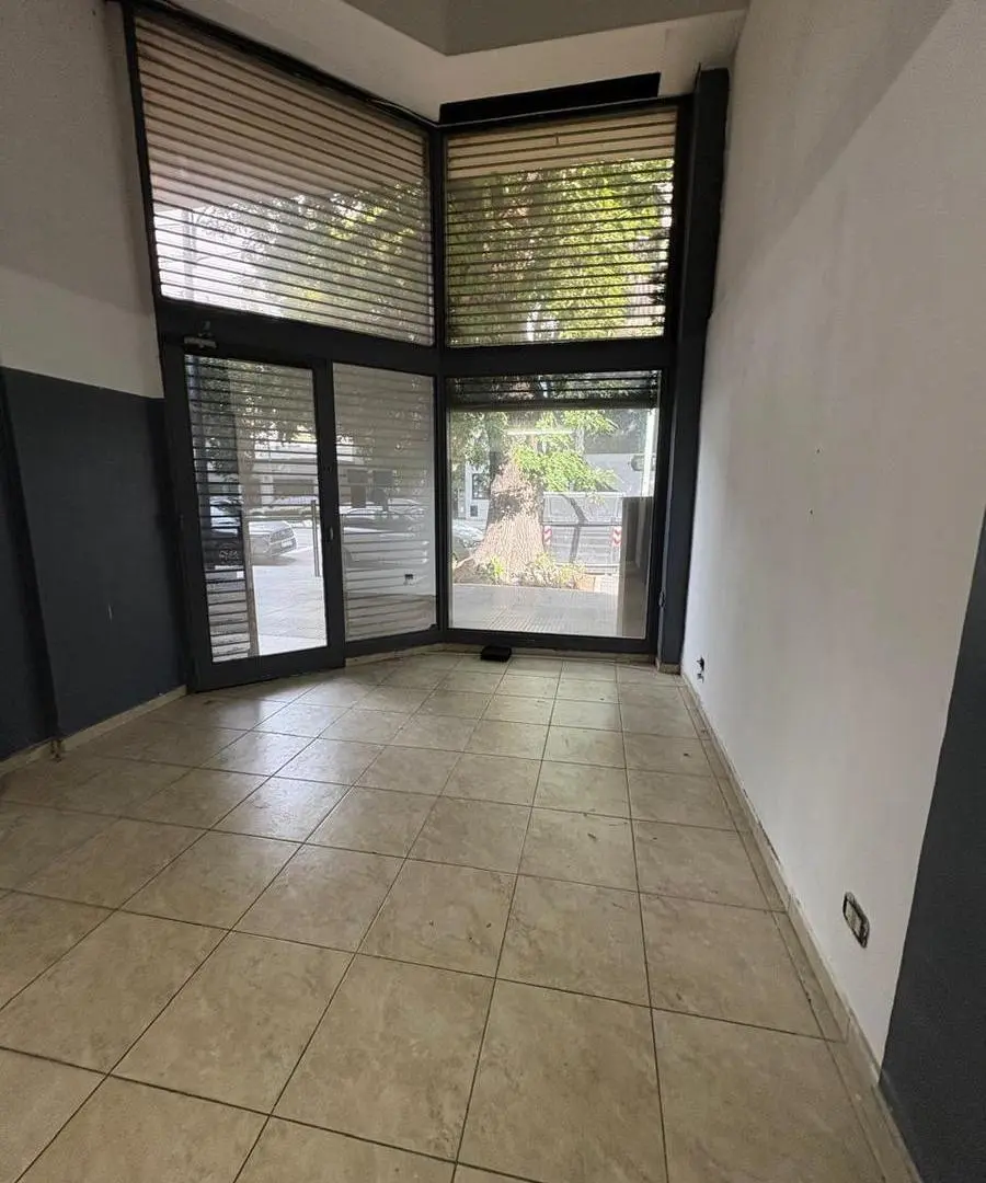 VE NTA local bajo edificio sobre Av del Carril 2175 2