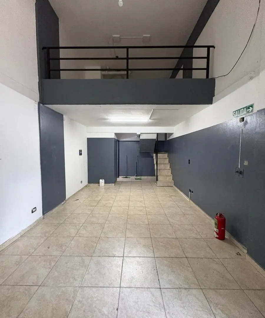 VE NTA local bajo edificio sobre Av del Carril 2175 4