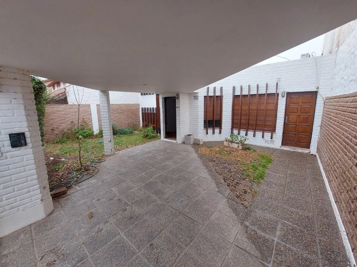 Casa en alquiler, 2 dormitorios, barrio Maria Auxiliadora 2