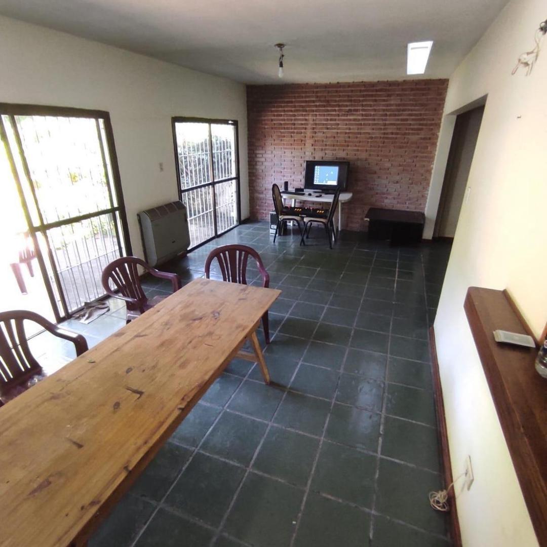 Castelar Sur: Venta/permuta Casa en Zona Residencial. 2