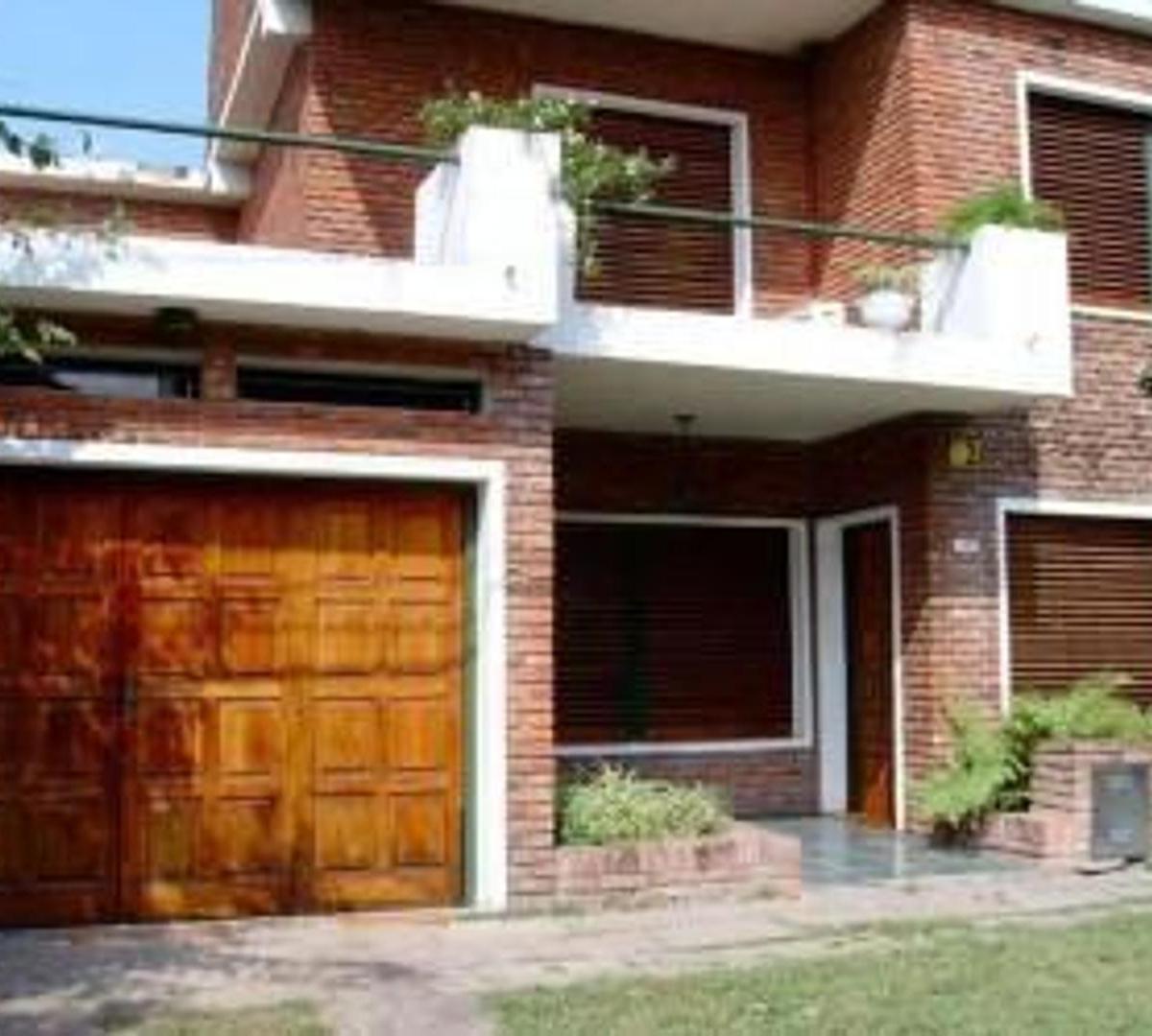 Castelar Sur: Venta/permuta Casa en Zona Residencial. 3