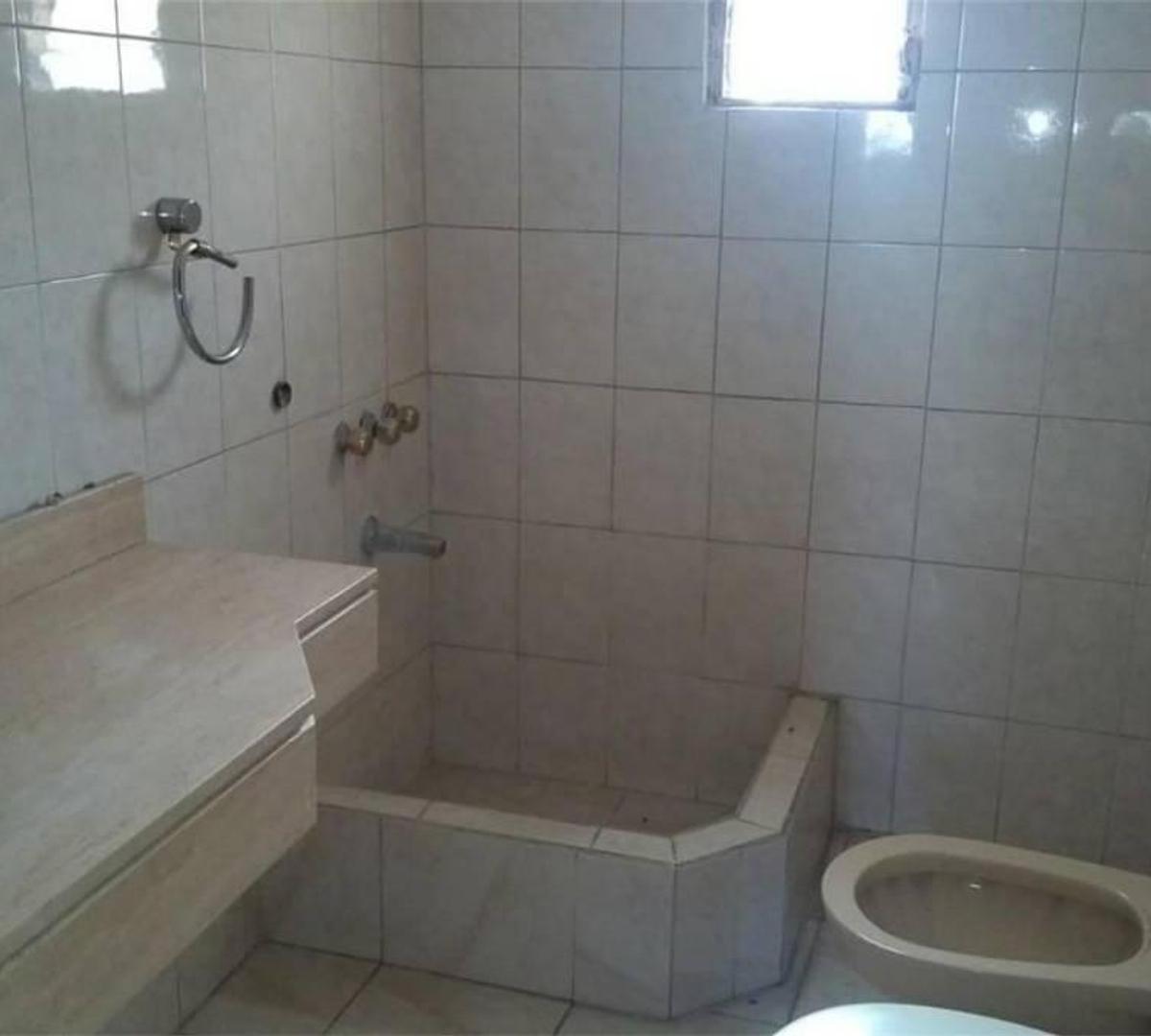 Castelar Sur: Venta/permuta Casa en Zona Residencial. 4