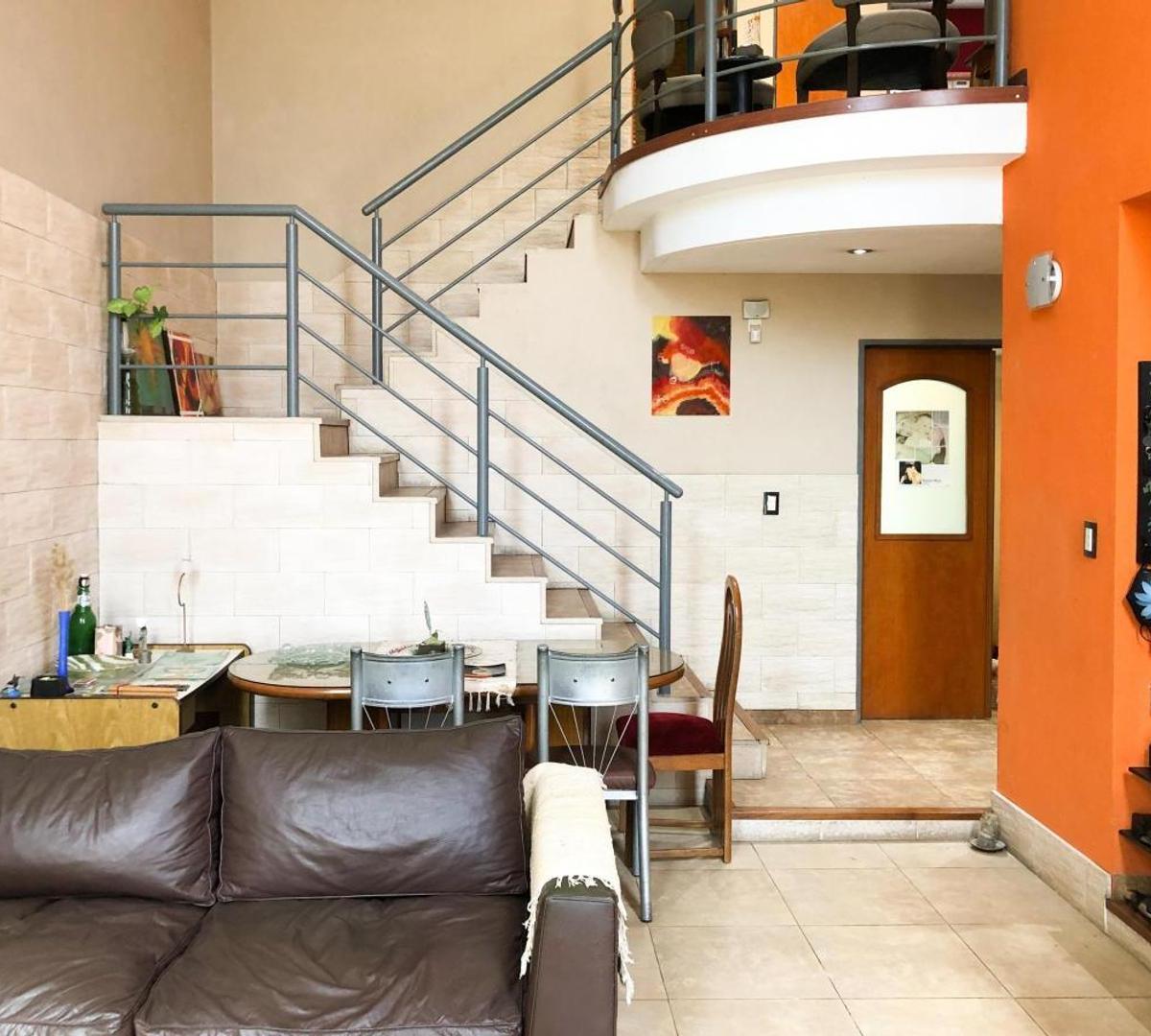 VENTA/PERMUTA EXCELENTE CASA 6 AMBIENTES CON PISCINA