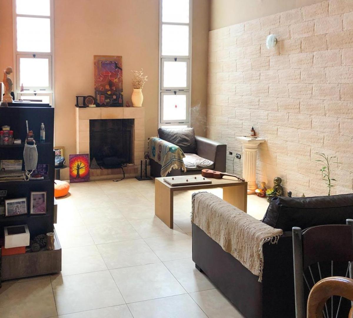 Foto de VENTA/PERMUTA EXCELENTE CASA 6 AMBIENTES CON PISCINA, imagen 3