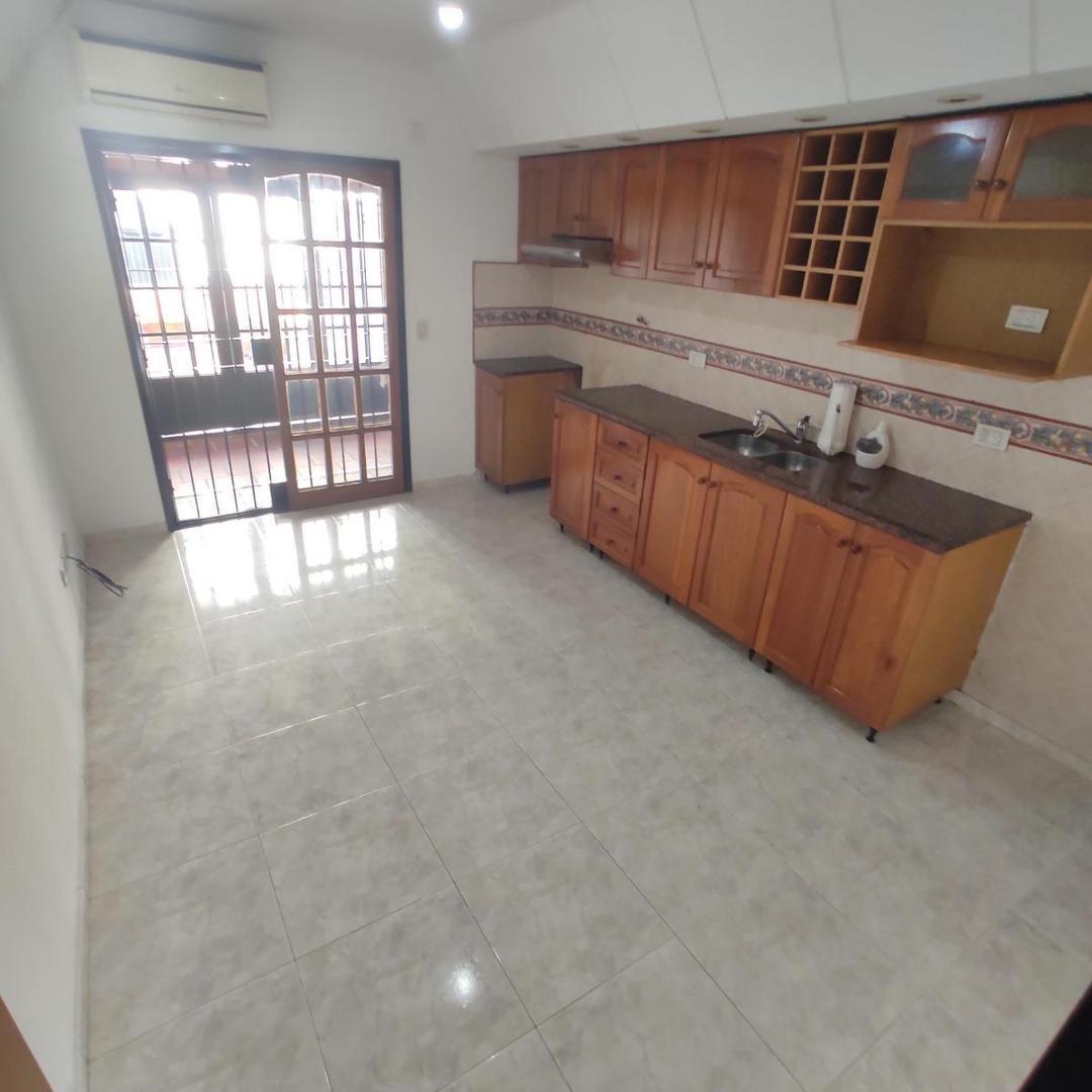 TRIPLEX 4 AMBIENTES CON COCHERA Y PATIO