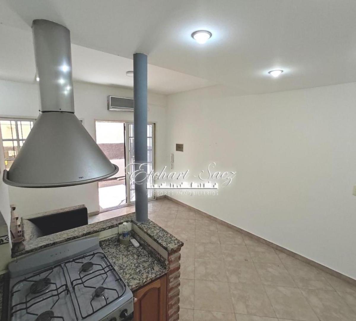 Venta/permuta Triplex 3 Ambientes en Excelente Estado