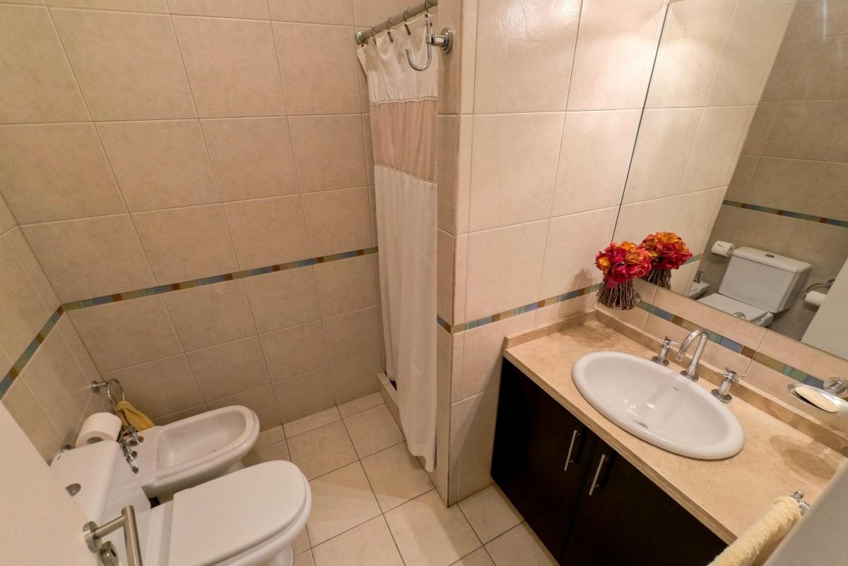 Foto de VENTA CASA MINIMALISTA CON FONDO Y PILETA EN ZONA HAEDO, imagen 2
