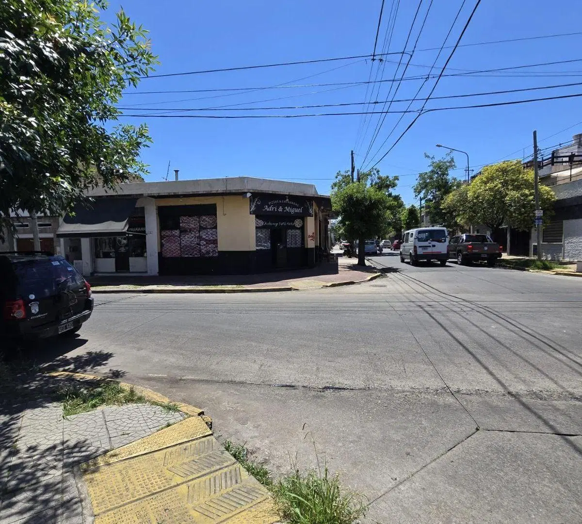 LOCAL EN ESQUINA A 1 CUADRA DE AV. RIVADAVIA 3