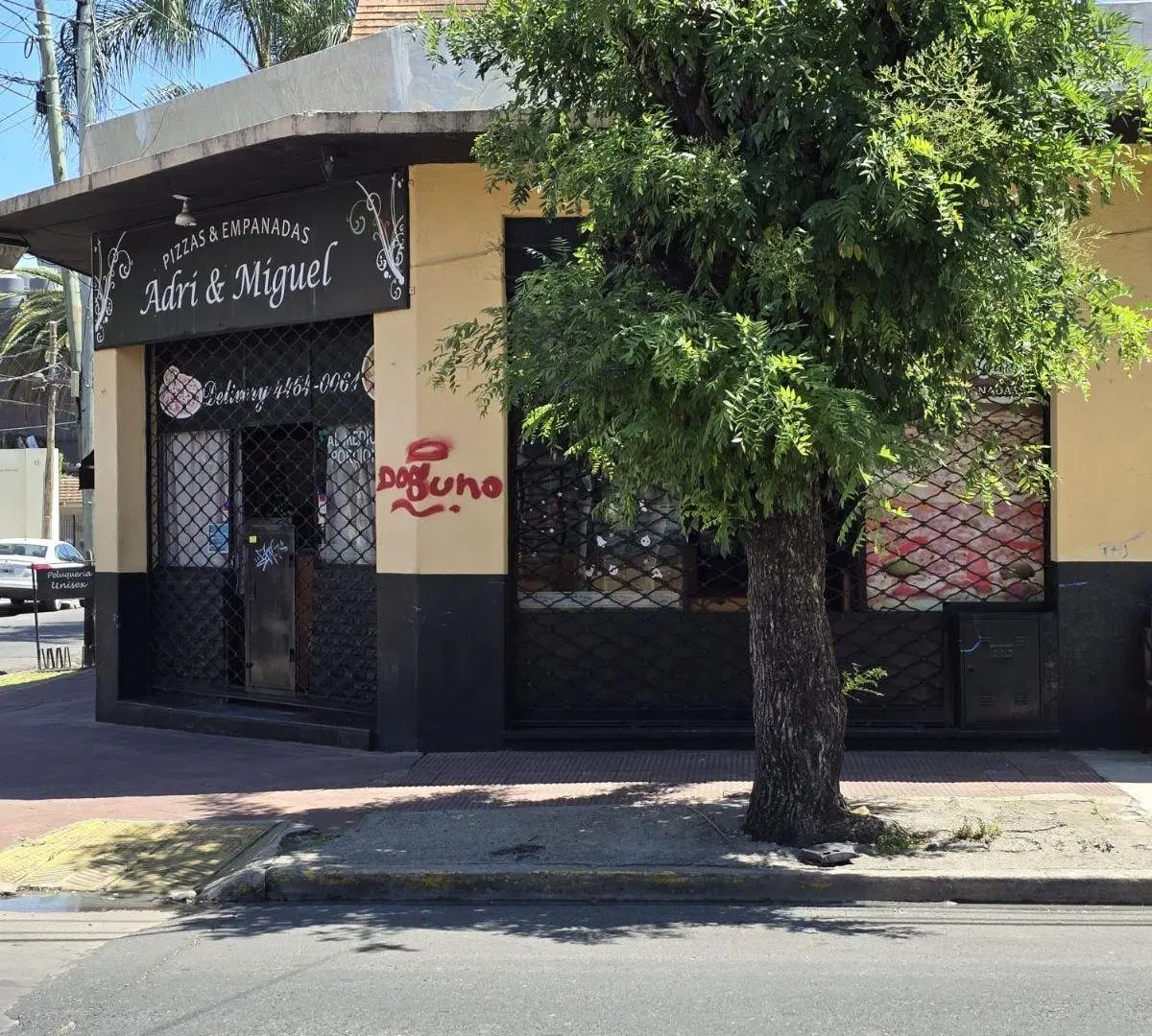 LOCAL EN ESQUINA A 1 CUADRA DE AV. RIVADAVIA 2
