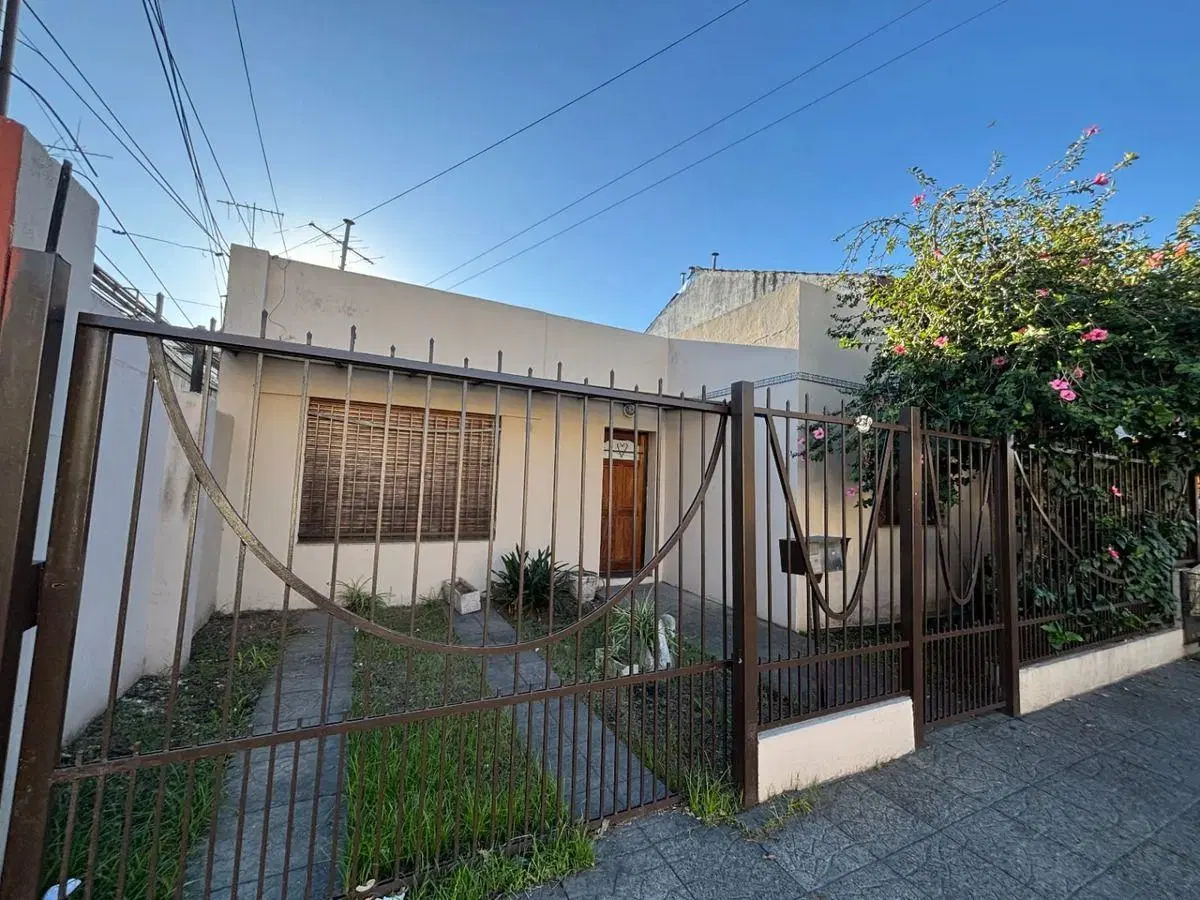Venta Casa 2 Dormitorios Villa Luzuriaga Con Cochera 1