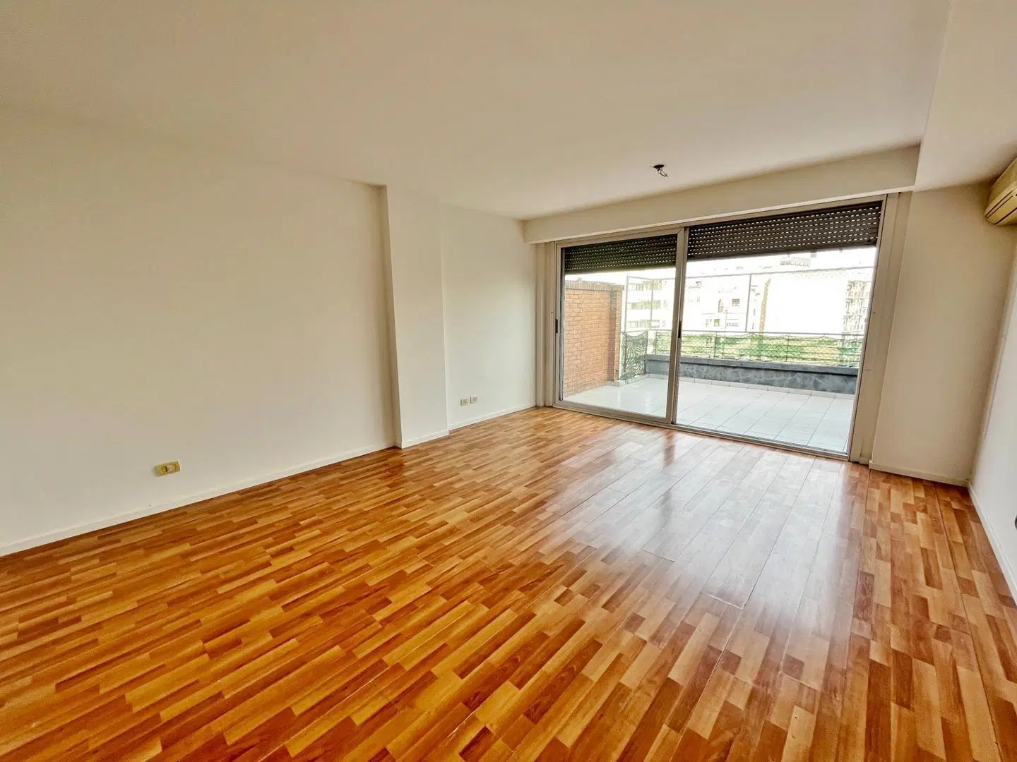 Amplio monoambiente con terraza - Alquiler - V. Urquiza 1