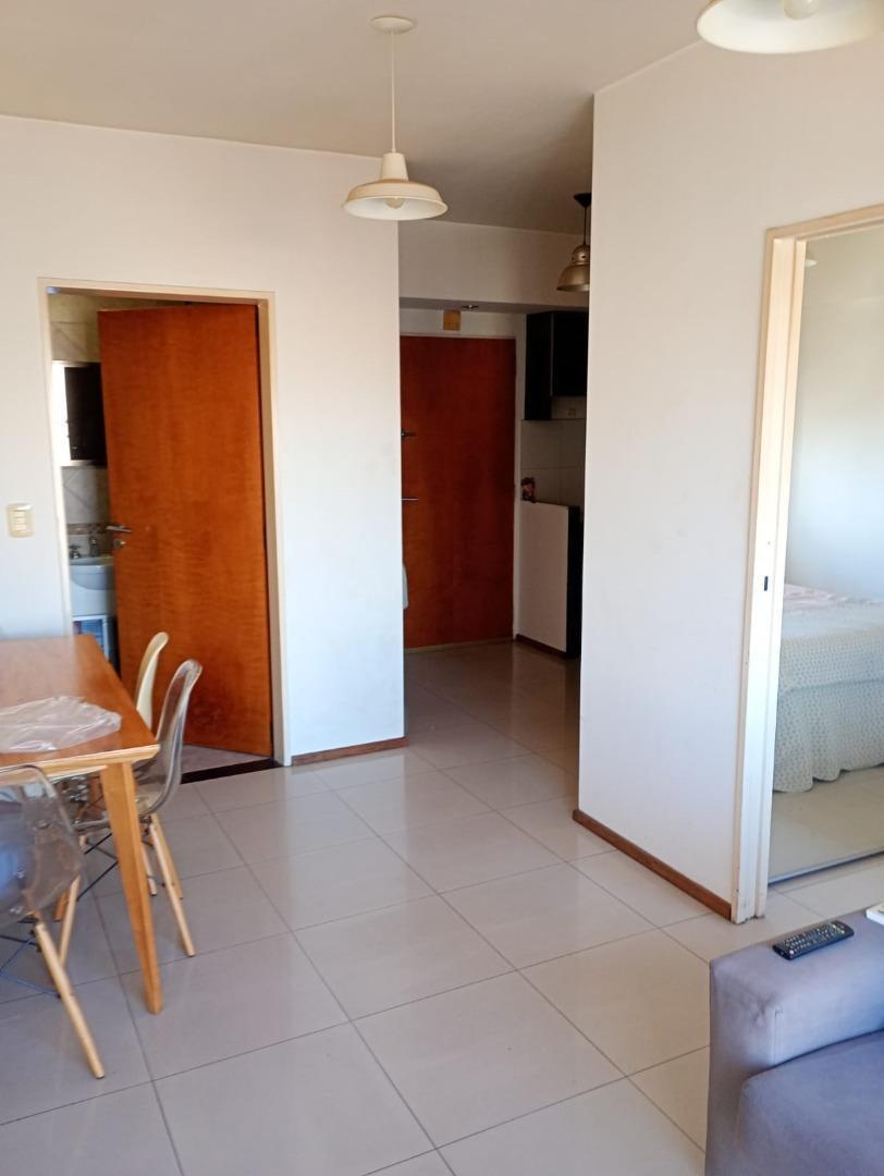 Foto de Amplio Monoambiente dividido con pared y puerta, imagen 4