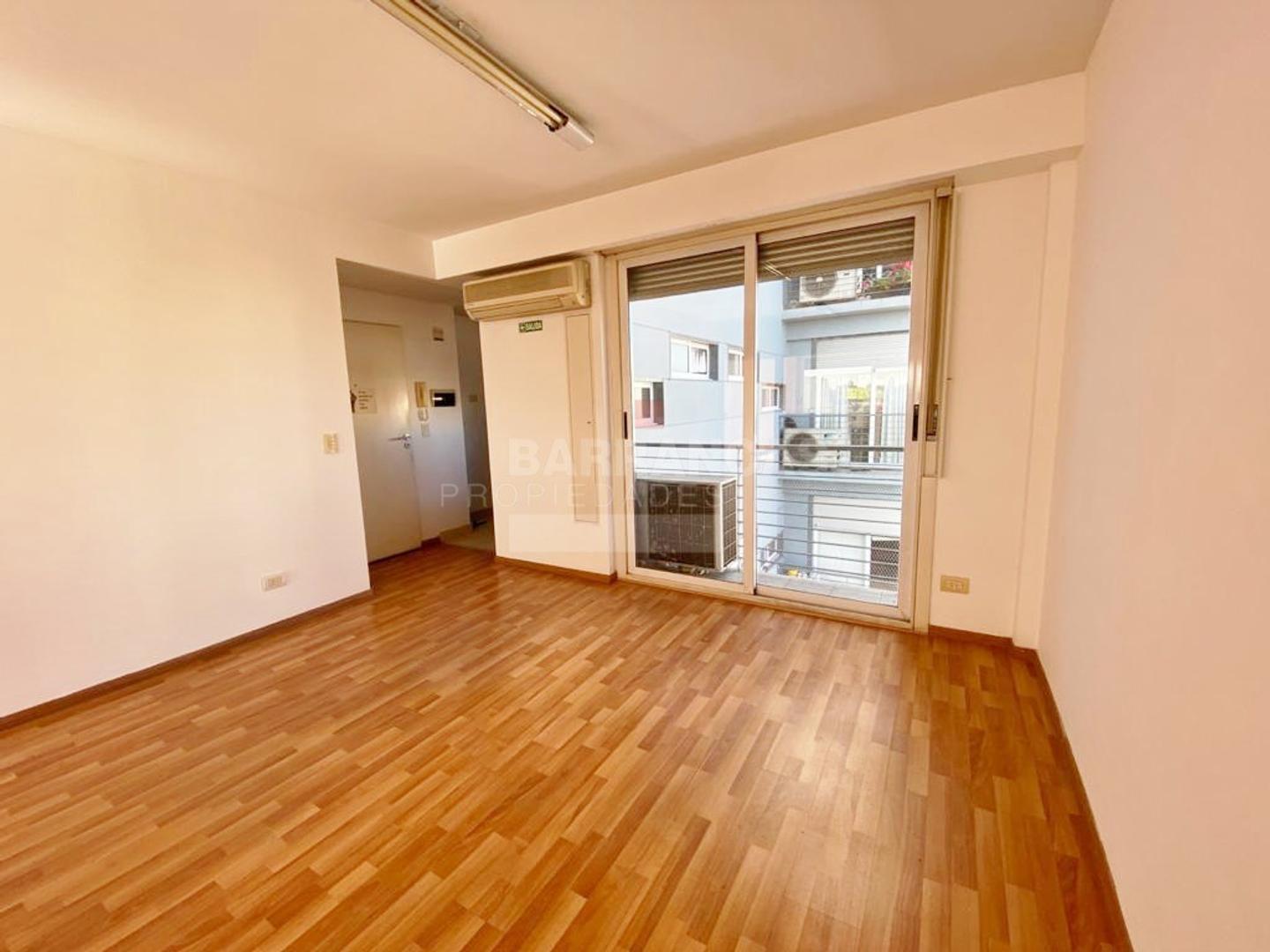 Foto de Monoambiente dividido en 2 amb muy amplio con BAULERA., imagen 2
