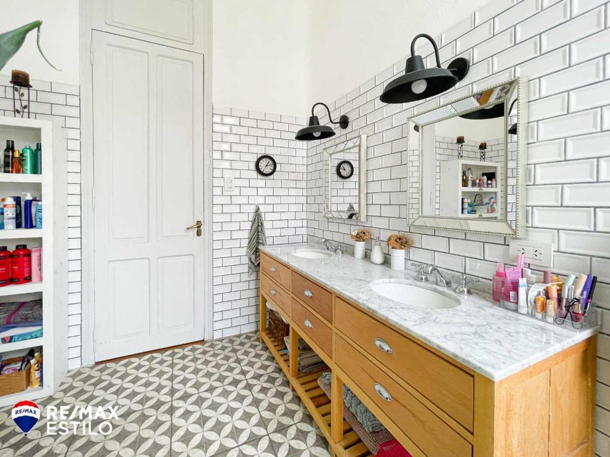 Casa PH de Categoría en Venta en 3 y 51 de 243 m². 2