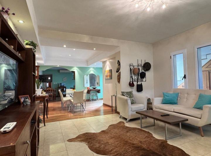CASA EN VENTA 3 DORMITORIOS - COCHERAS -2 TALLERES 3