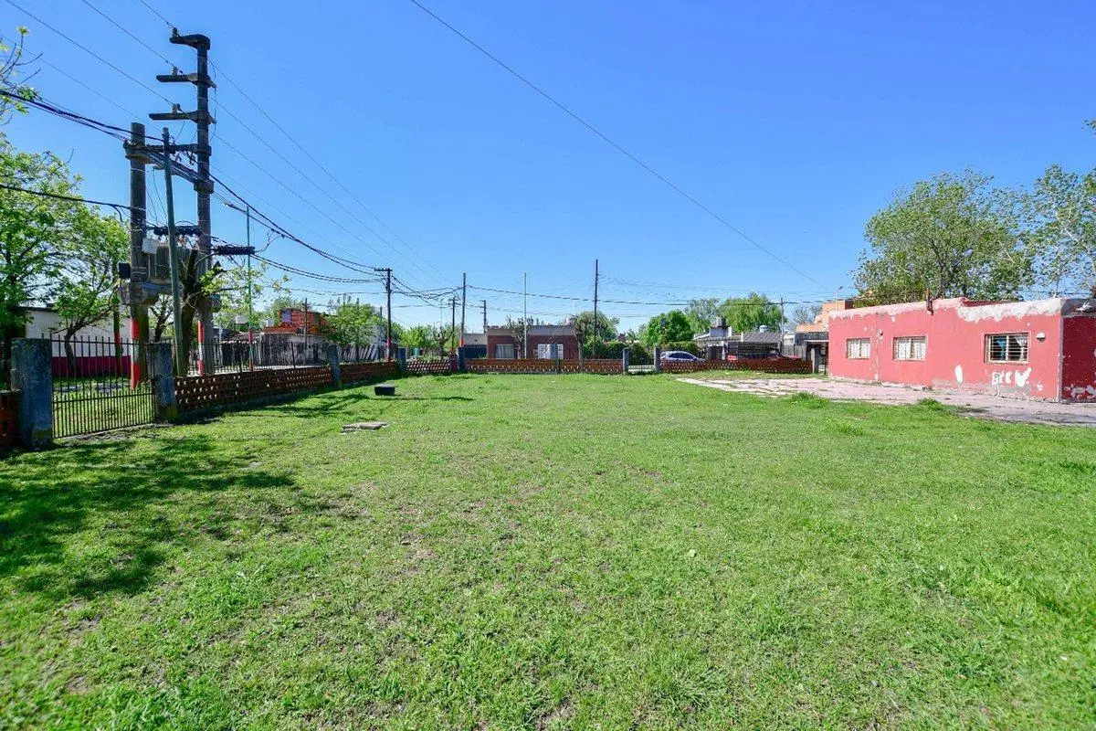 Casa a remodelar c/ pileta lote esquina de 1.395m2 2