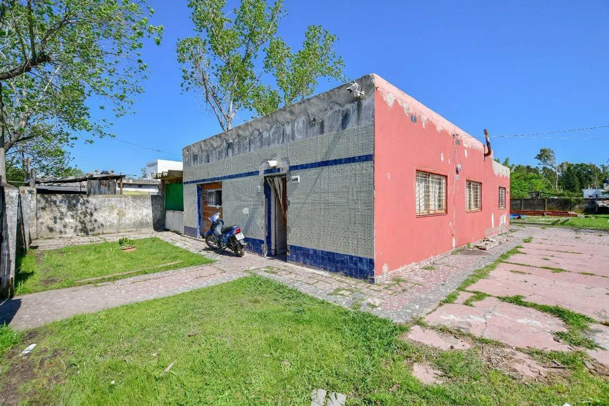 Casa a remodelar c/ pileta lote esquina de 1.395m2 5