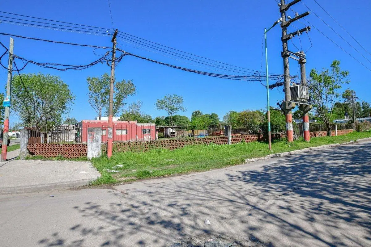 Casa a remodelar c/ pileta lote esquina de 1.395m2 3