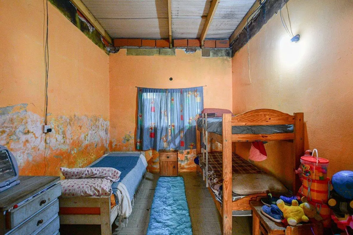 Casa a remodelar c/ pileta lote esquina de 1.395m2 4