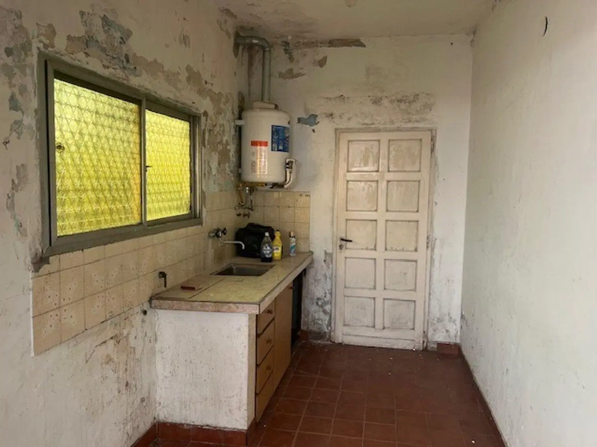 Casa a refaccionar, lote esquina, gas nat.y electr 2