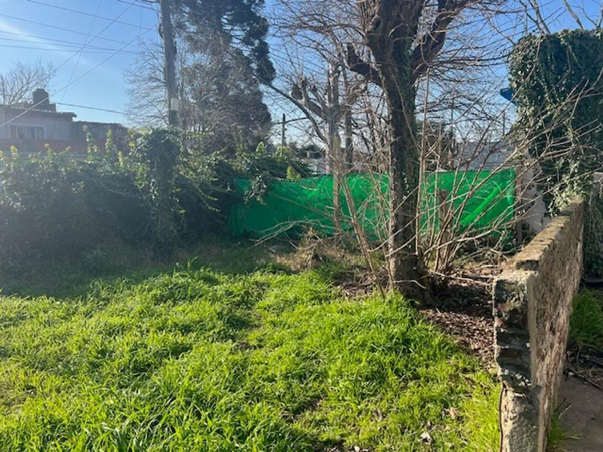 Casa a refaccionar, lote esquina, gas nat.y electr 5
