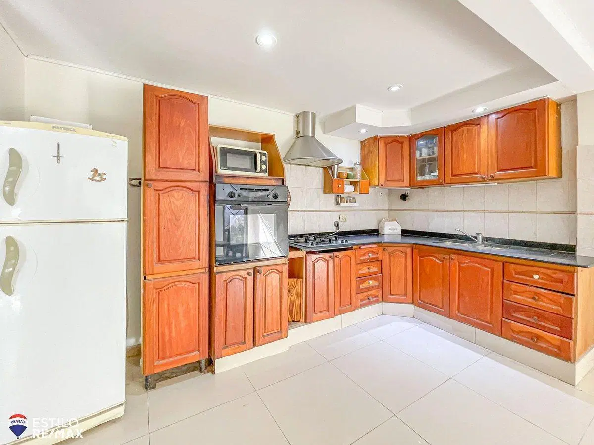 VENTA CASA con PILETA + 3 CONSULTORIOS - LA PLATA 2