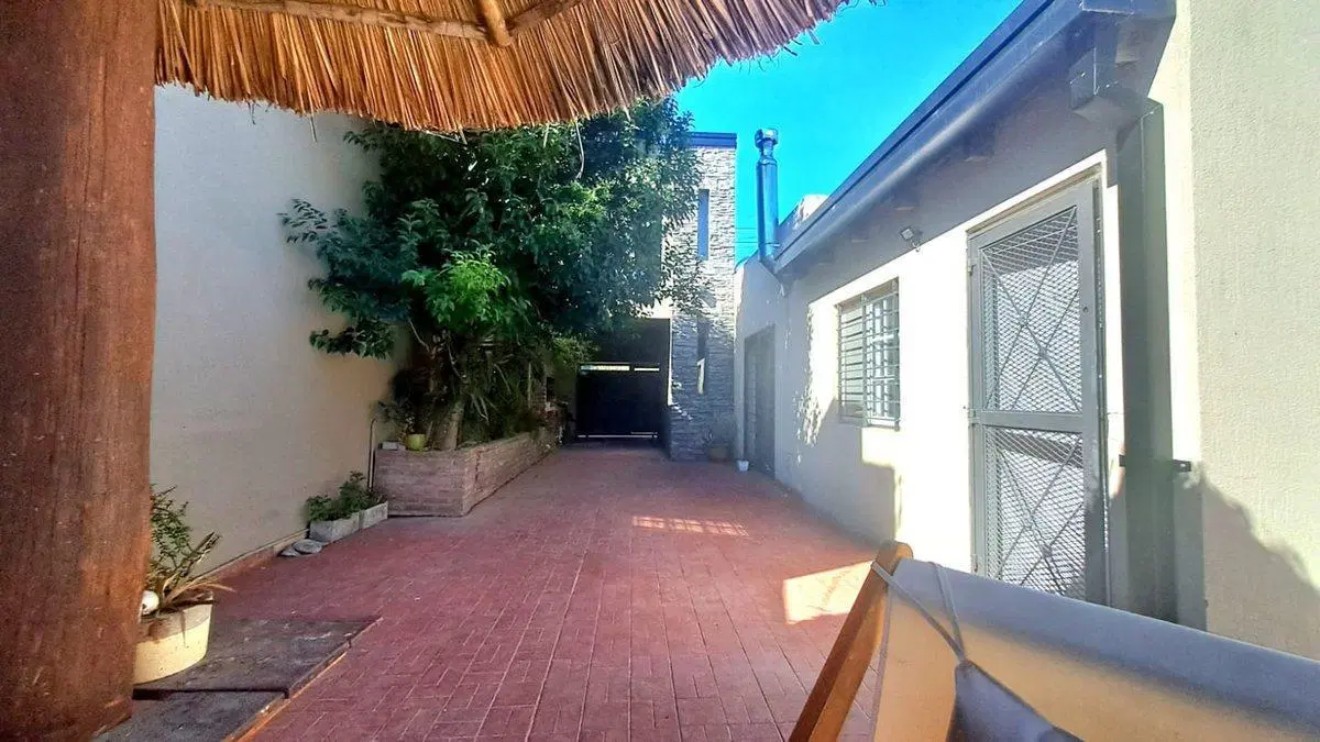 VENTA CASA con PILETA + 3 CONSULTORIOS - LA PLATA 3