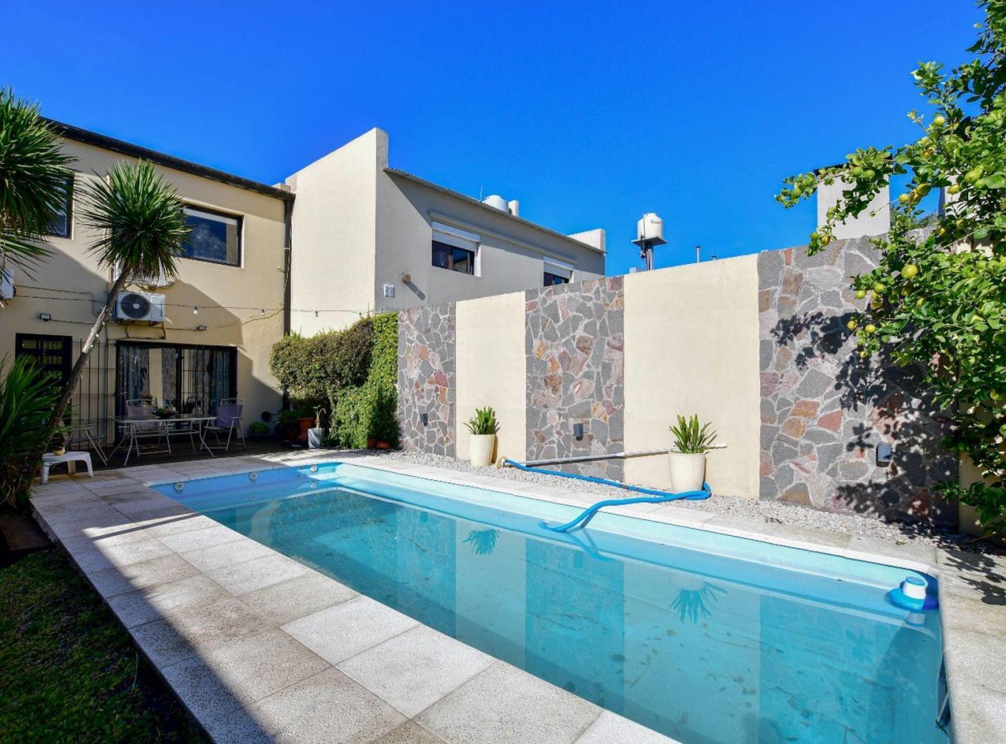 Casa en venta 3 dormitorios, pileta y cochera