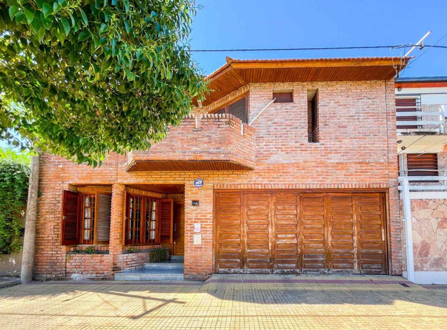CASA 4 DORMITORIOS EN VENTA LA PLATA CON QUINCHO
