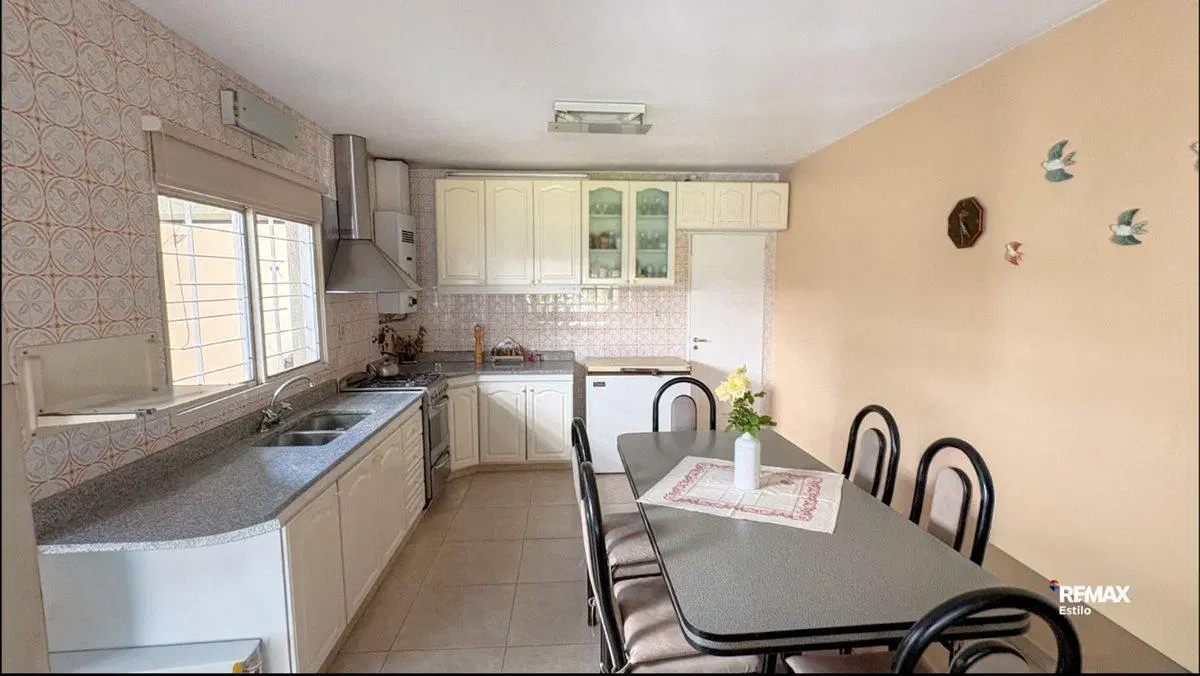Casa en venta en Los Hornos. 2 dorms. parque. 4