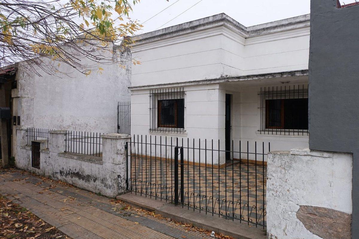 CASA EN VENTA DE 2 DORMITORIOS BERISSO
