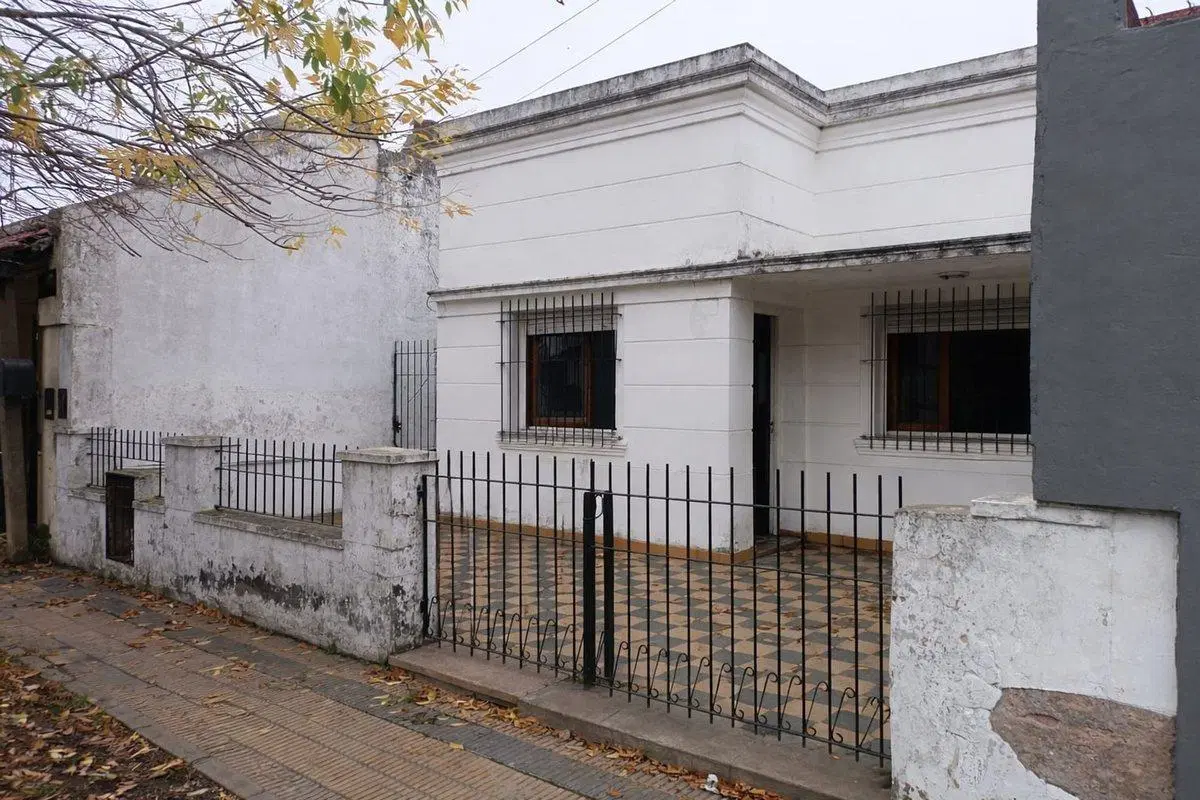 CASA EN VENTA DE 2 DORMITORIOS BERISSO 3