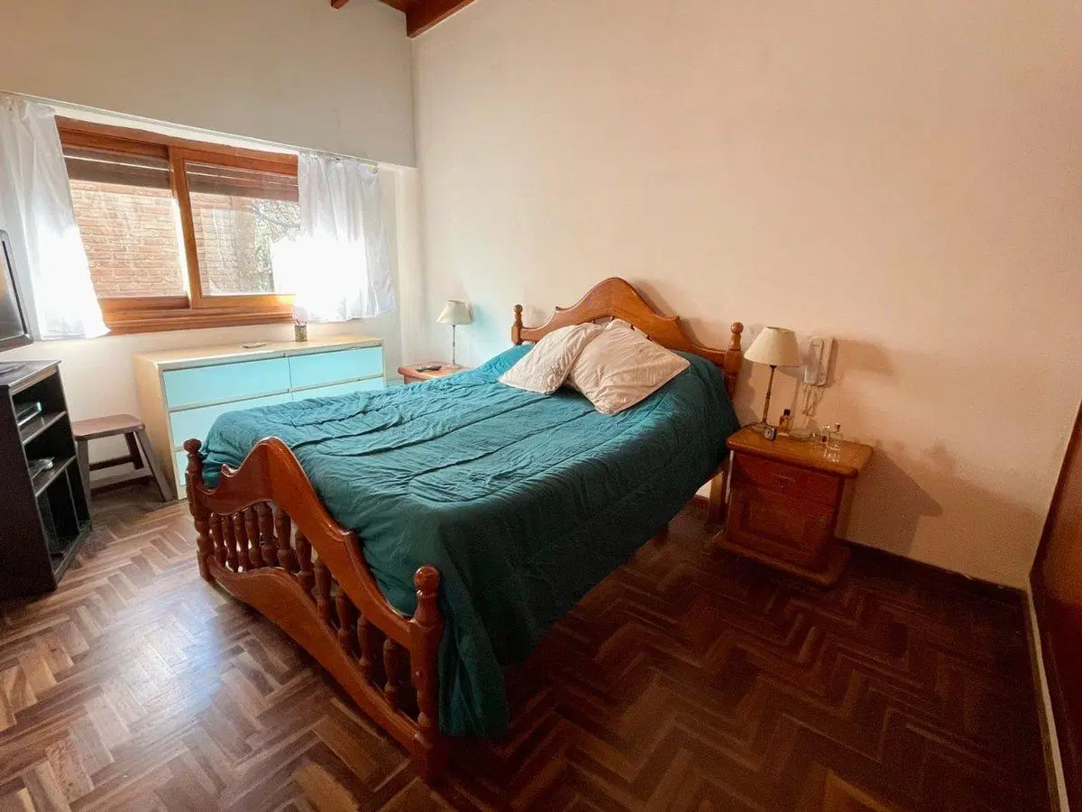 CASA DE 3 DORMITORIOS, COCHERAS Y PATIO EN VENTA 5