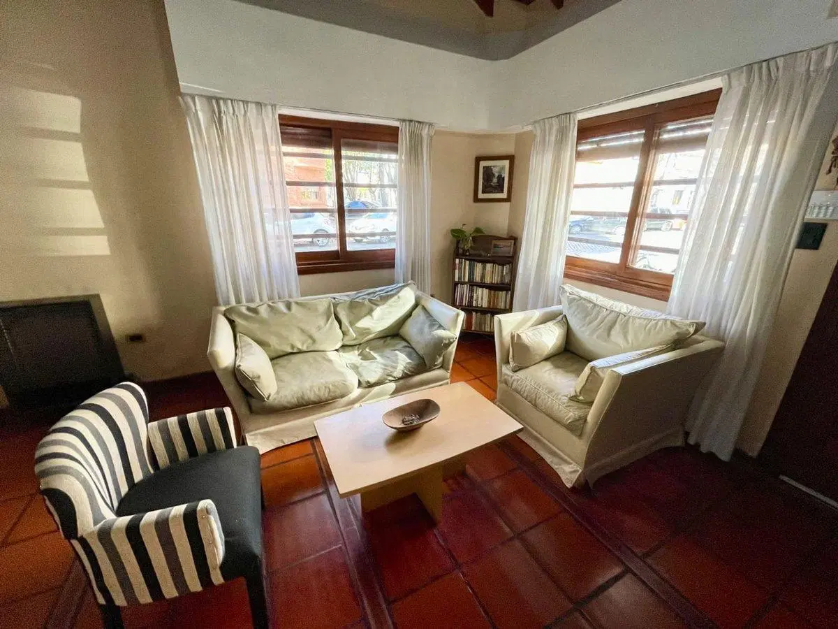CASA DE 3 DORMITORIOS, COCHERAS Y PATIO EN VENTA 4