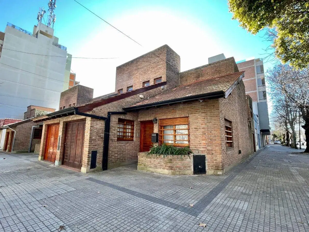 CASA DE 3 DORMITORIOS, COCHERAS Y PATIO EN VENTA 3